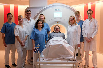 Das Team der Radiologie im KRH Klinikum Neustadt am Rübenberge mit Chefarzt Dr. Götz Voshage (3.v.l.) freut sich über den neuen Magnetresonanztomograf, der die diagnostischen Möglichkeiten für die Patienten in Neustadt deutlich erweitert.