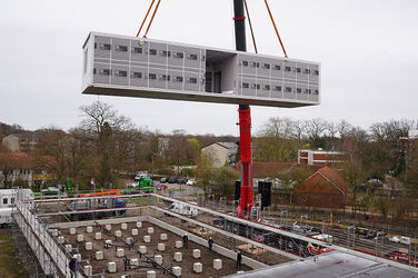 Sieht man so nicht alle Tage: Die Module werden an ihren Platz gehoben.