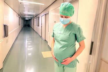 Dr. Anna Gottlieb in OP-Bekleidung schwanger im KRH Klinikum Robert Koch Gehrden.