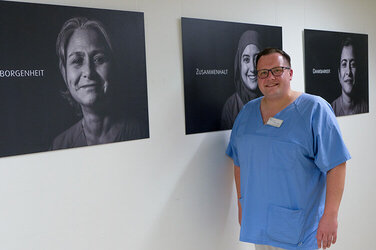 Mathias Lehnick, Pflegefachkraft im KRH Klinikum Robert Koch Gehrden vor Ausstellung Tag der Pflege.