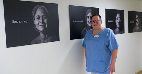 Mathias Lehnick, Pflegefachmann im KRH Klinikum Robert Koch Gehrden vor Ausstellung Tag der Pflege.