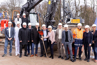 Strahlende Gesichter beim heutigen symbolischen Spatenstich in Gehrden (von links): Markus Wolf (Geschäftsführender Direktor und Kaufmännischer Direktor), Prof. Dr. Jochen Wedemeyer (Ärztlicher Direktor), Dr. Matthias Bracht (KRH Geschäftsführer Medizin), Christopher Grimble (Geschäftsfeldleiter Architektur Sweco GmbH), Steffen Krach (Regionspräsident und Vorsitzender des KRH Aufsichtsrats), Dr. Andreas Philippi (Niedersächsischer Minister für Soziales, Arbeit, Gesundheit und Gleichstellung), Barbara Schulte (KRH Geschäftsführerin Finanzen und Infrastruktur), Tom Buge (stv. Bereichsleiter Krankenhausneubau und Projektleiter KRH), Heinz Osterhage (Projektsteuerung BOS Projektmanagement GmbH), Sten Schwermer (Architekt und Oberprojektleiter), Karin Moesta (Bereichsleiterin Krankenhausneubau KRH) und Sandra Pick (Pflegedienstleitung). Obere Reihe (auf dem Bagger von links): Malte Losert (Bürgermeister Gehrden) und Holger Dorl (Leitung Stabsstelle Kaufmännische Direktion KRH Klinikum Robert Koch Gehrden). Credit: KRH Klinikum Region Hannover