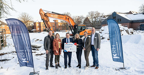 Übergabe Förderbescheid Neubau der Erwachsenenpsychiatrie an der KRH Psychiatrie Wunstorf: (v. l.) Michael Borges, Betriebsratsvorsitzender KRH Psychiatrie Wunstorf, Dr. Georgia Borttscheller, Geschäftsführerin Personal, Dr. Andreas Philippi, Niedersächsischer Minister für Soziales, Arbeit, Gesundheit und Gleichstellung, Barbara Schulte, KRH Geschäftsführerin Finanzen und Infrastruktur, Bastian Flohr, Geschäftsführender Direktor und Pflegedirektor KRH Psychiatrie Wunstorf, Leon Oppermann, Kaufmännischer Direktor KRH Psychiatrie Wunstorf