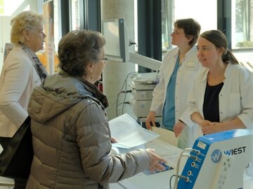 Ein Tag des intensiven Austausches zwischen Patientinnen und Interessierten und dem Spezialistinnen und Spezialisten der frauenheilkundlichen Abteilungen KRH.