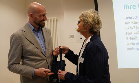 Dr. Karin Kobusch dankt Dr. Hendrik Rüddel