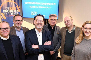 Offene Talkrunde mit Expert*innen aus dem KRH Zentrum (v.l.): Prof. Dr. Dr. Martin Müller, Leiter des KRH Krebszentrum, Prof. Dr. Frank Grünhage, Chefarzt der Klinik für Gastroenterologie, interventionelle Endoskopie, Diabetologie und Akutgeriatrie im KRH Klinikum Siloah, Prof. Dr. Alexandre Pelzer, Chefarzt der Klinik für Urologie im KRH Klinikum Siloah und Robert Koch Gehrden, Prof. Dr. Hans-Gerd Fieguth, Chefarzt der Klinik für Thorax- und Gefäßchirurgie und Leiter des Lungenkrebszentrums des KRH Klinikum Siloah, Dr. Stefan Kübler, Leitender Oberarzt der Klinik für Allgemein-, Viszeral- und Minimalinvasive Chirurgie im KRH Klinikum Siloah, Dr. Janne Bock, Oberärztin in der Klinik für Urologie im KRH Klinikum Großburgwedel.