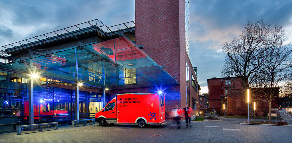 Vordereingang der Zentrale Notfall Station mit einem Rettungswagen bei Nacht 