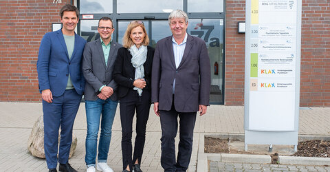 Eröffneten das Gemeindepsychiatrische Zentrum in Neustadt am Rübenberge: v. l. Steffen Krach, Regionspräsident und Aufsichtsratsvorsitzender des KRH, Bastian Flohr, Geschäftsführender Direktor und Pflegedirektor der KRH Psychiatrie Wunstorf und Langenhagen, Dr. Andrea Hanke, Sozialdezernentin der Region Hannover und Ansgar Niedersächsisches Ministerium für Soziales, Arbeit, Gesundheit und Gleichstellung.